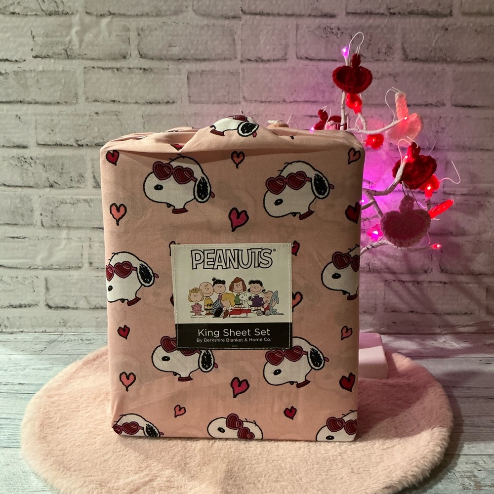 PEANUTS King Size Snoopy Heart Eyes Pink Valentine Sheet Set